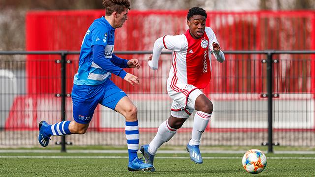 阿贾克斯欧冠征途:从辉煌到深渊的挣扎