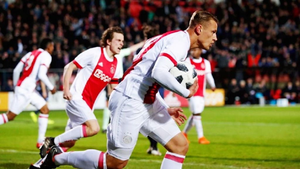 阿贾克斯欧冠征途:从辉煌到深渊的挣扎